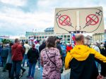 Na bratislavských protestoch zadržala polícia doteraz štyroch ľudí