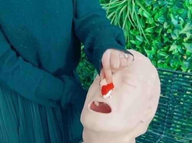 Video: Pre toto nesmiete zakláňať hlavu pri krvácaní z nosa