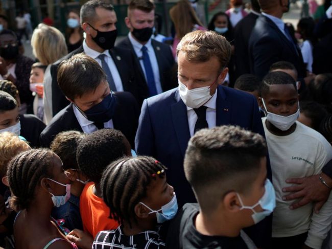 Macron vyzval v prvý školský deň žiakov, aby sa nechali zaočkovať
