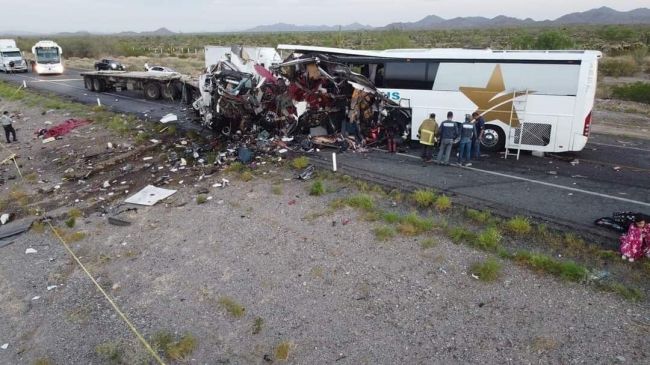 Pri nehode autobusu prišlo o život najmenej 16 ľudí