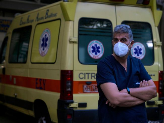 Grécko kvôli pandémii v niektorých oblastiach zaviedlo nočný zákaz vychádzania