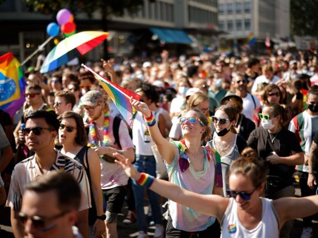 Desaťtisíce ľudí demonštrovali v Zürichu za manželstvo pre všetkých