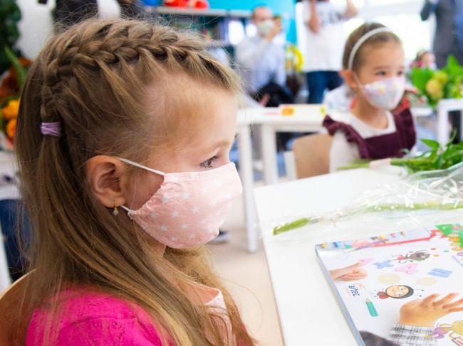 V Česku pribudlo 139 infikovaných, číslo R stále rastie. V školách testujú žiakov