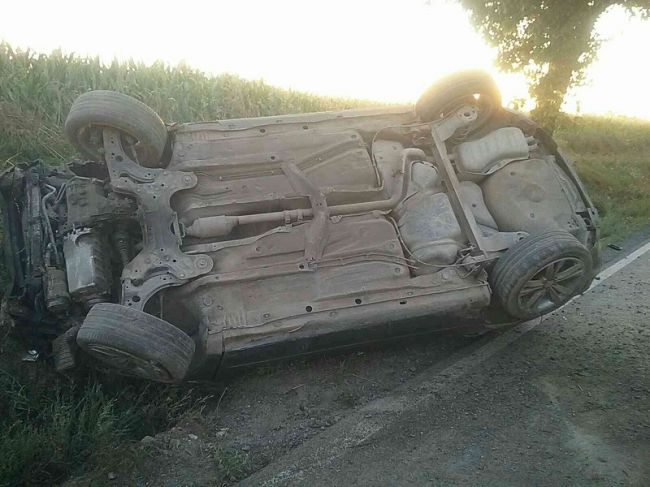 Pri dopravnej nehode sa vozidlo prevrátilo na strechu