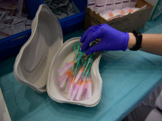 EMA zvažuje, či podávať tretiu dávku vakcíny proti COVID-19