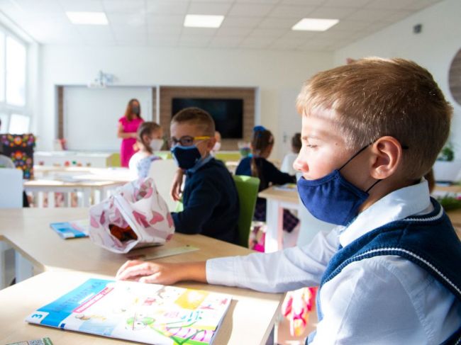 Ak sa u žiaka objavil nový príznak ochorenia, mal by preventívne ostať doma