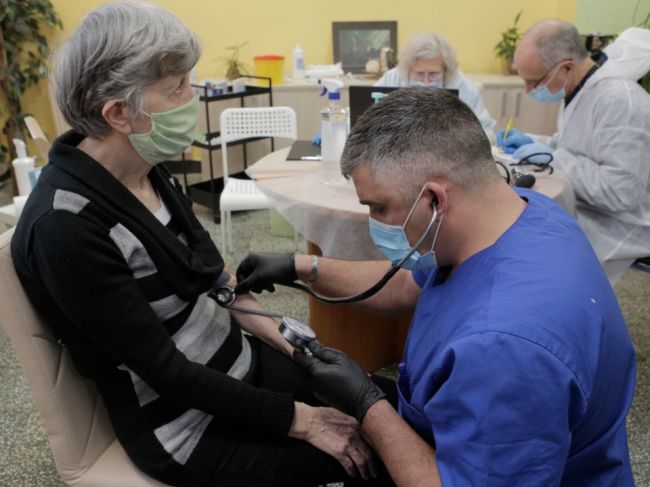 Bulharsko, ktoré má najmenej zaočkovaných občanov, čelí preťaženiu zdravotníctva