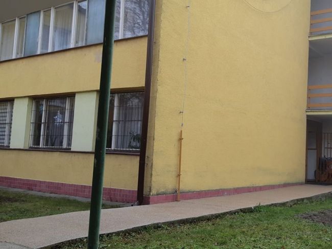 Muž hodil do školy zápalné fľaše
