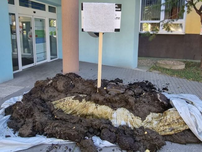 Polícia prešetruje vysypanie hnoja pred Úradom verejného zdravotníctva SR