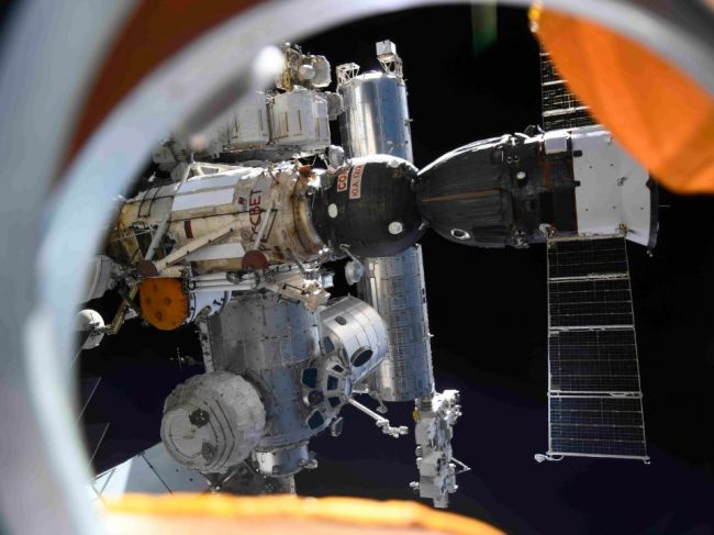 Ruskí kozmonauti počas výstupu vykonali ďalšie práce na module Nauka
