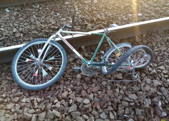 12-ročného chlapca na bicykli zrazil vlak, má ťažké zranenia