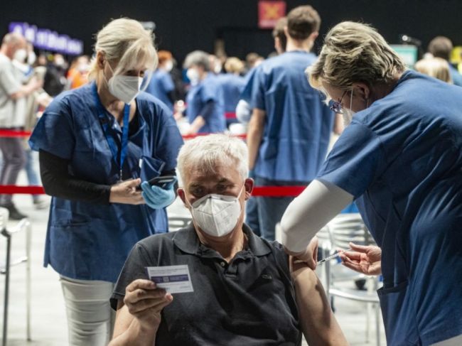 Záujemcovia o tretiu dávku vakcíny sa na očkovanie aktívne hlásiť nemusia