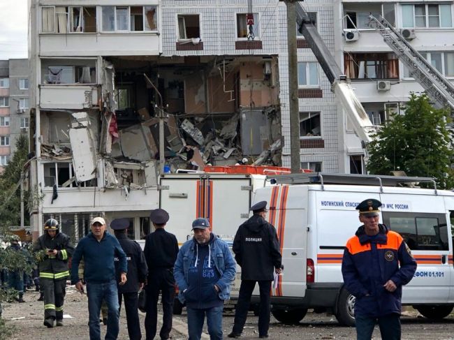 Výbuch plynu zničil časť bytového domu, zomreli traja ľudia