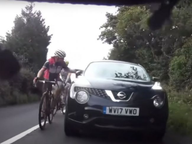 Video: Cyklista chcel predbehnúť auto. Vodič ho z okna napadol a udrel do hlavy