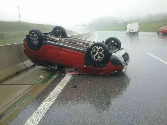Vážna nehoda na diaľnici D1: Auto skončilo prevrátené na streche