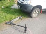 Pri zrážke s autom sa zranil 11-ročný chlapec na elektrickej kolobežke