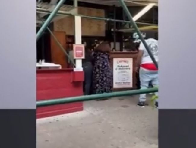 Video: Čašníčka chcela potvrdenie o očkovaní, hostia ju napadli