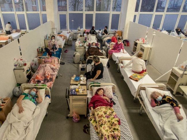 Ukrajina je na pokraji najsmrtiacejšej vlny covidu, upozorňujú odborníci