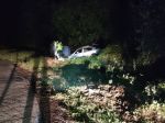 Muž sa po náraze do priekopy s autom prevrátil na strechu