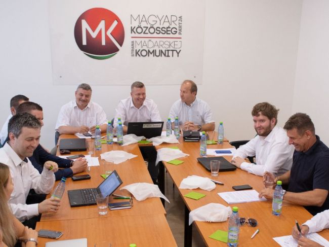 Most-Híd a SMK majú cez víkend snemy, rozhodnúť majú aj o spájaní