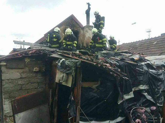 Hasiči zasahujú pri požiari strechy domu v Malých Levároch