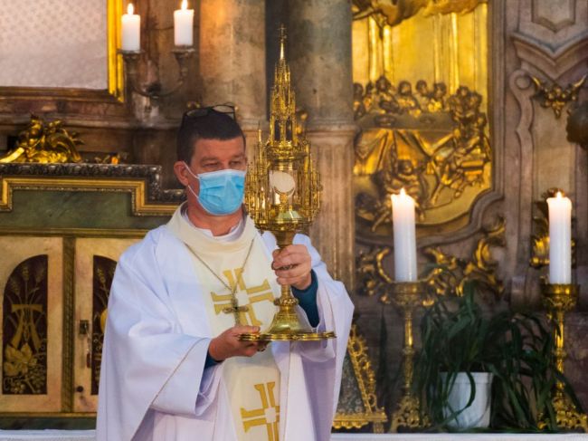Prísnejšie podmienky platia pre nosenie rúšok či účasť na bohoslužbách