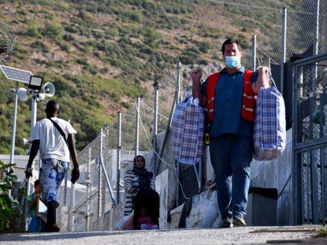 Grécko začalo so sťahovaním migrantov do nového "uzavretého" tábora