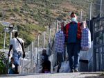 Grécko začalo so sťahovaním migrantov do nového "uzavretého" tábora