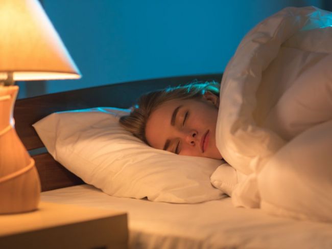 5 vecí, ktoré vám hrozia, ak spávate so zasvieteným svetlom