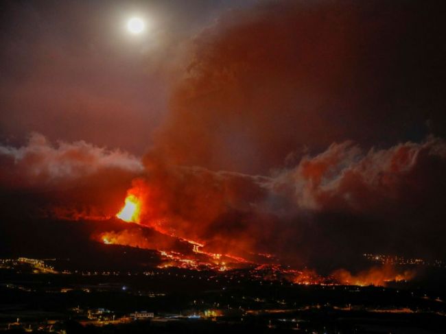 Láva zo sopky La Cumbre Vieja sa blíži k moru a ohrozuje sídla na ostrove