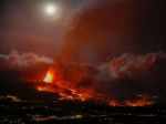 Láva zo sopky La Cumbre Vieja sa blíži k moru a ohrozuje sídla na ostrove