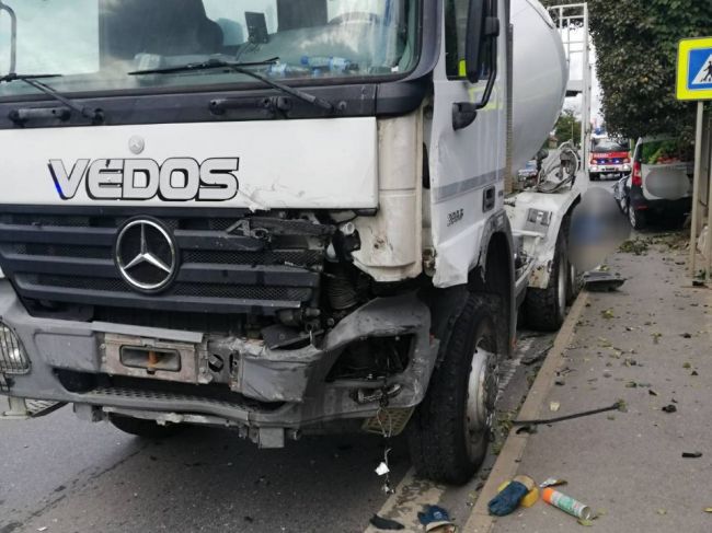 Dopravná nehoda auta a kamióna si vyžiadala život vodičky