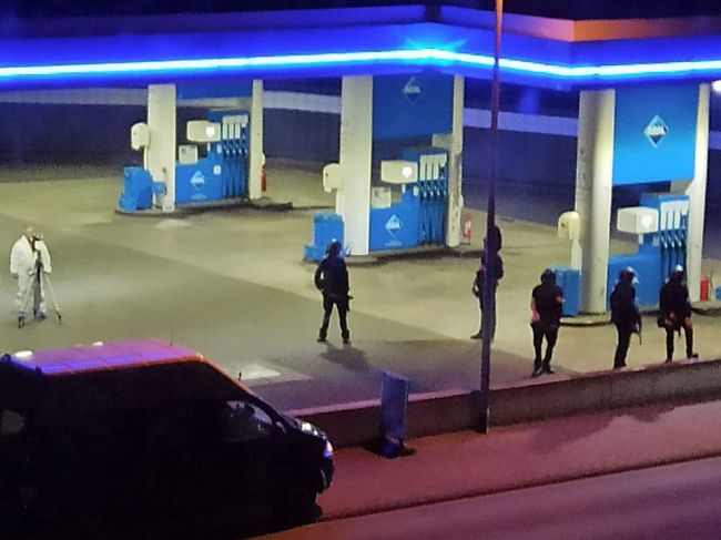 Politici odsúdili vraždu na pumpe, popierači opatrení vrahovi fandia