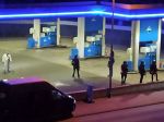 Politici odsúdili vraždu na pumpe, popierači opatrení vrahovi fandia