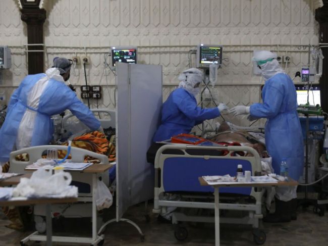 WHO hlási pokles prírastkov nakazených a úmrtí za minulý týždeň
