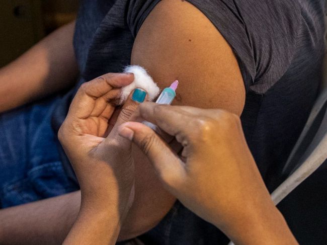 EMA rozhodne o tretej dávke vakcíny pre starších ako 16 rokov v októbri