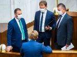 Plénum NR SR pokračuje v odvolávaní Mikulca, rokovať sa má do noci