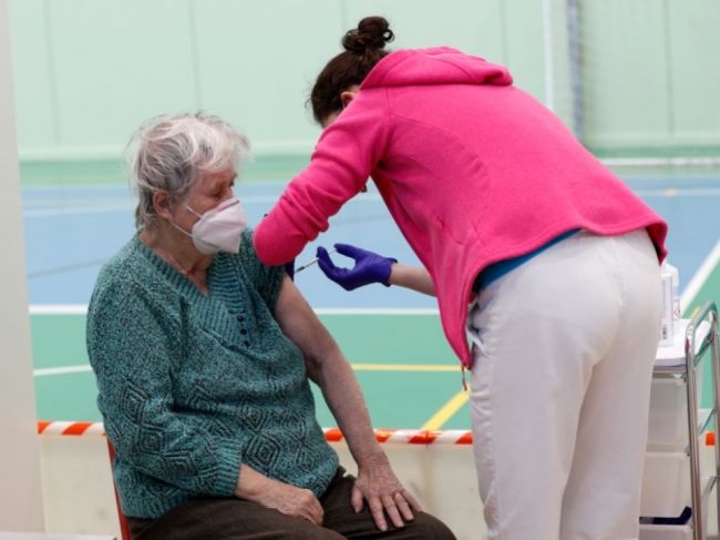 Tretiu dávku proti covidu v Česku dostalo už vyše 1000 ľudí