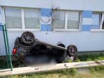 Tragická nehoda: Auto vymrštilo do vzduchu a narazilo do budovy