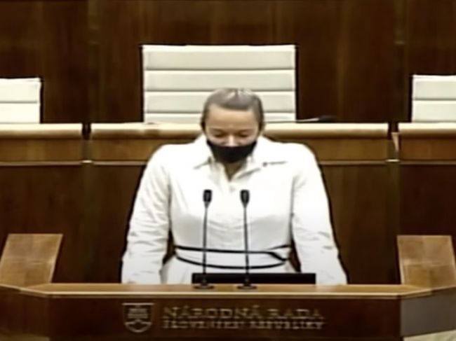 Video: Romana Tabák znovu prekvapila. V pléne NR SR sa potrebovala pomodliť