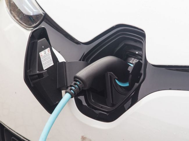Elektromobily môžu do roku 2050 znížiť dopyt po kapacite rafinérií na polovicu