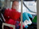 ÚVZ: Pri cestovaní je lepšie zakúpiť si lístok vopred alebo platiť bezkontaktne
