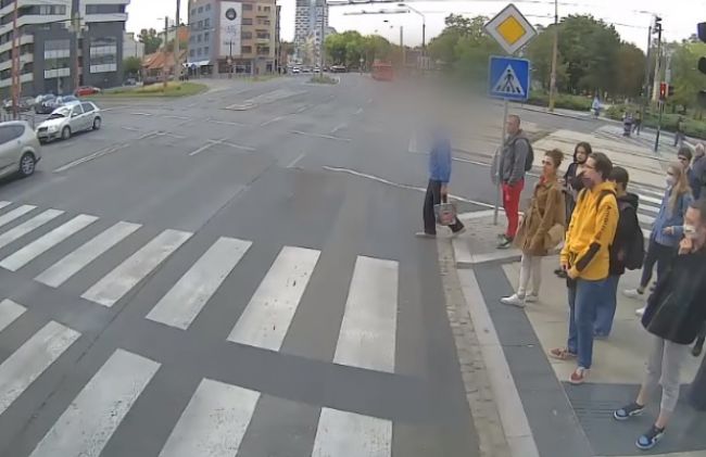 VIDEO: Polícia vyšetruje okolnosti zrážky vozidla MHD s chodcom