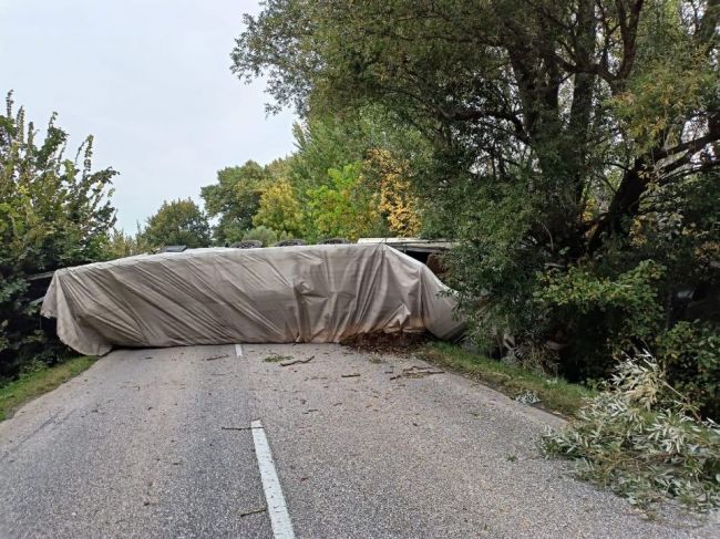 Tragická nehoda troch osobných áut a kamiónu: Hlásia viacero mŕtvych
