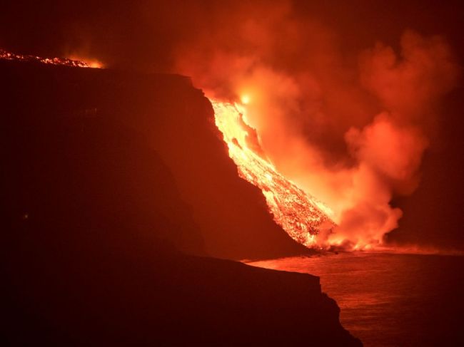 Láva zo sopky na ostrove La Palma už vteká do Atlantického oceánu