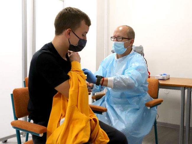 Medzi očkovaním proti COVID-19 a chrípke má byť dvojtýždňový rozostup
