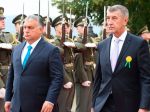 Orbána v Prahe čakali demonštranti a skandovali "hanba"