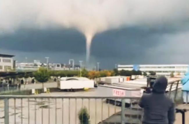 VIDEO: Tornádo v meste Kiel zmietlo ľudí do vody