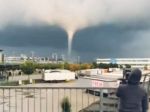 VIDEO: Tornádo v meste Kiel zmietlo ľudí do vody