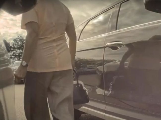 Video: Žena prišla o parkovacie miesto. Kamera zachytila jej nehorázne správanie